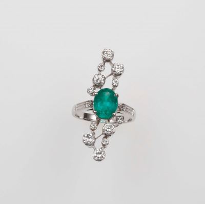 Anello con Smeraldo Taglio Ovale e Diamanti a Contorno