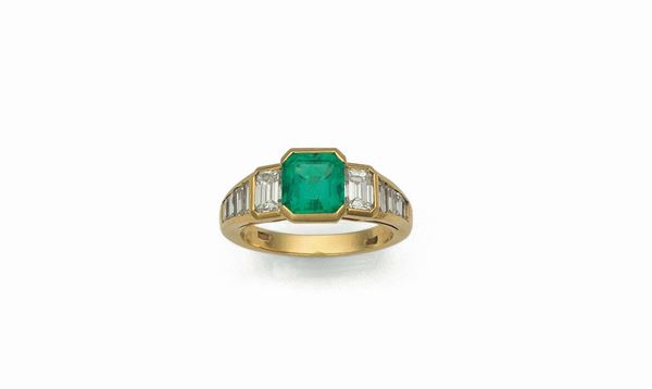 Ring with Colombian emerald and baguette-cut diamonds set in yellow gold
