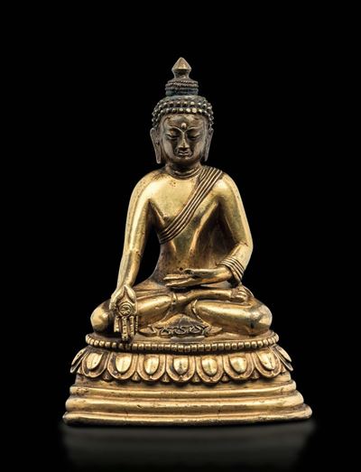 Figura di Buddha Sakyamuni in Bronzo Dorato Seduto su Doppio Fiore di Loto, Cina, Dinastia Qing, ...