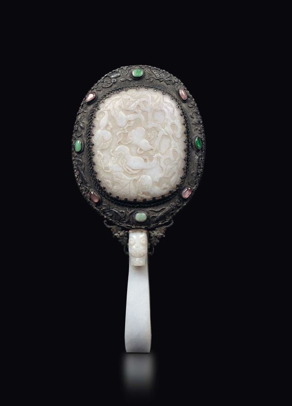 Specchio con placca in giada bianca ed innesti in pietre dure e fibbia a guisa di drago come impugnatura, Cina, Dinastia Qing, XIX secolo