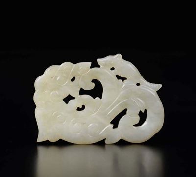 Placca in Giada Bianca con Intaglio a Traforo Raffigurante Animale Fantastico con Topolino, Cina,...
