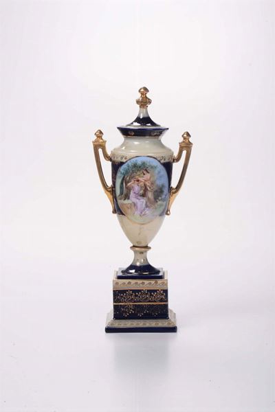 Vaso in Porcellana Policroma con Coperchio, XIX Secolo