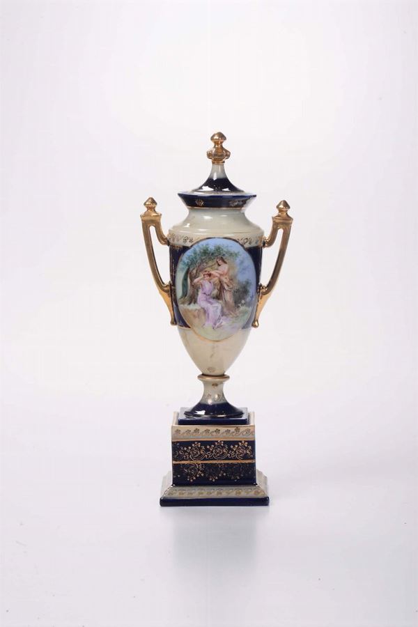 Vaso in porcellana policroma con coperchio, XIX secolo
