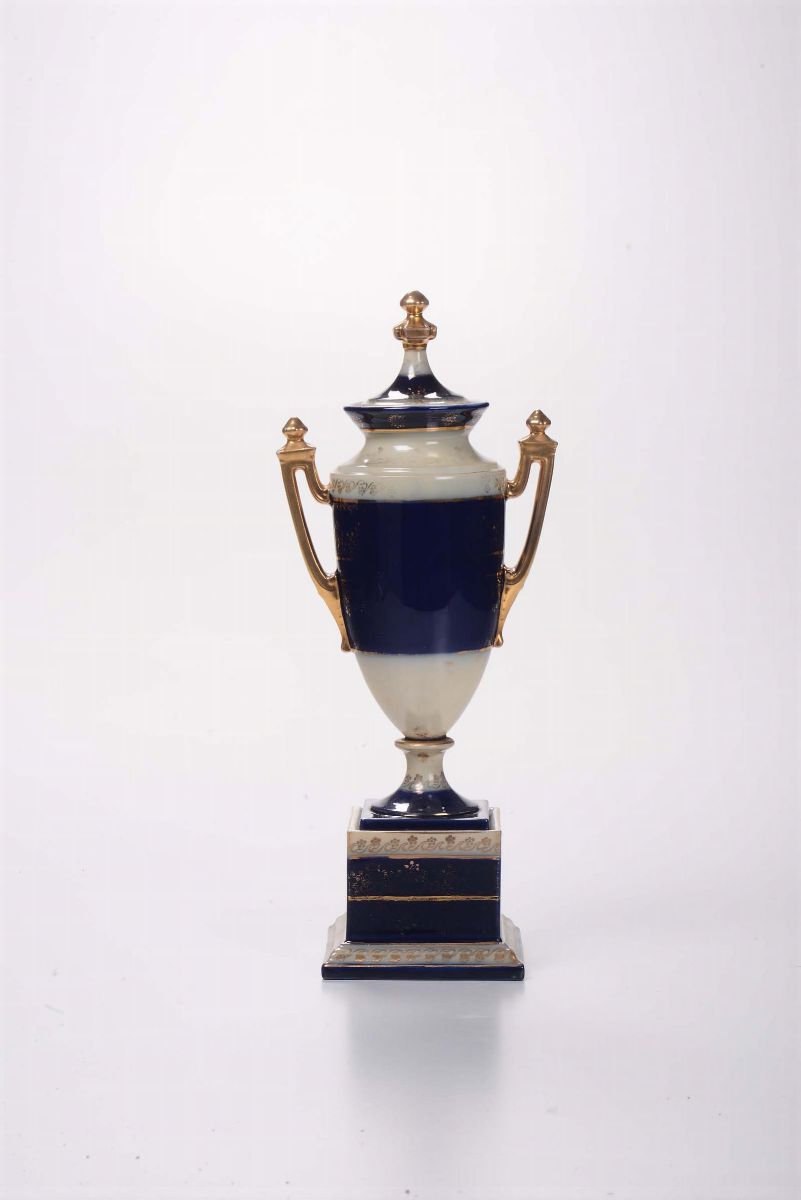 Vaso in Porcellana Policroma con Coperchio, XIX Secolo