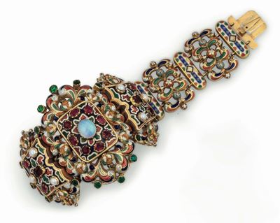 Bracciale Renaissance Revival in Oro Guilloché con Smalti Policromi, Paste Vitree ed un Opale al ...