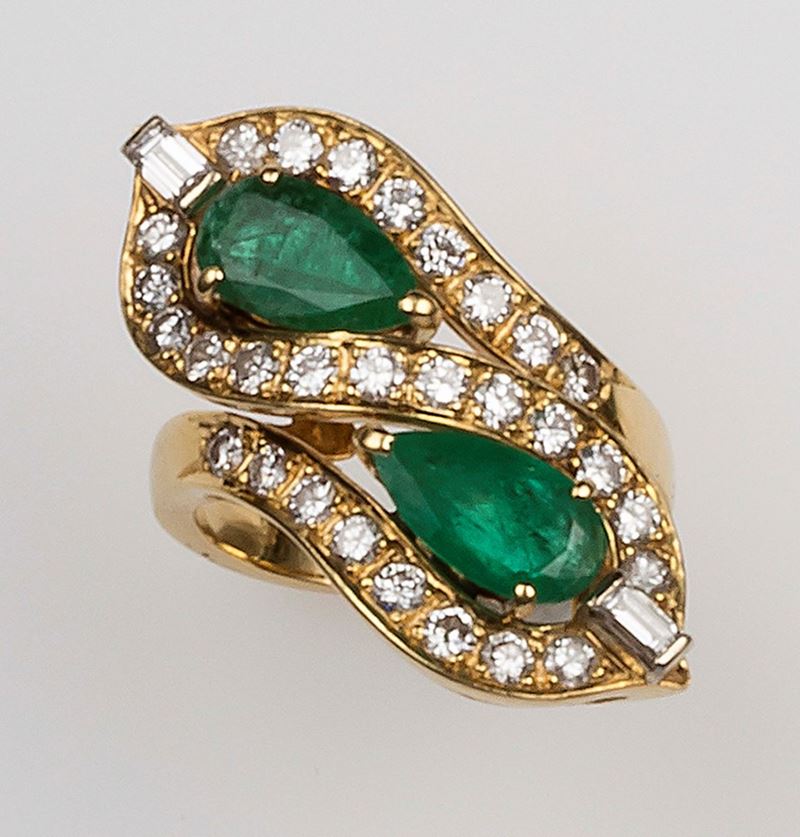 Ring with pear-shaped emeralds and diamonds set in yellow gold  - Auction Fine Jewels - Cambi Casa d'Aste
