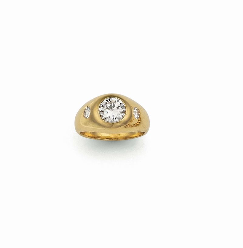 Ring with a 1.04 ct brilliant-cut diamond, colour D, and two diamonds set in yellow gold, Bulgari. Diamond card R.A.G   - Auction Fine Jewels - Cambi Casa d'Aste