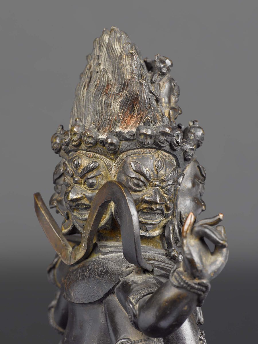 Grande ed Importante Figura di Mahakala a Più Teste con Oggetti Rituali tra le Mani Sopra Fiore d...