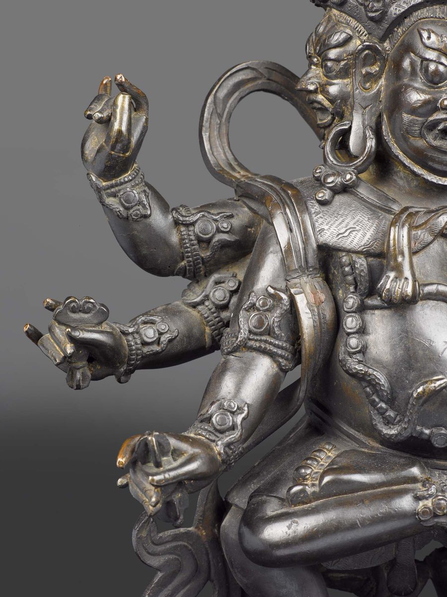 Grande ed Importante Figura di Mahakala a Più Teste con Oggetti Rituali tra le Mani Sopra Fiore d...