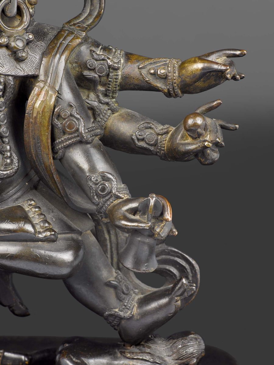 Grande ed Importante Figura di Mahakala a Più Teste con Oggetti Rituali tra le Mani Sopra Fiore d...
