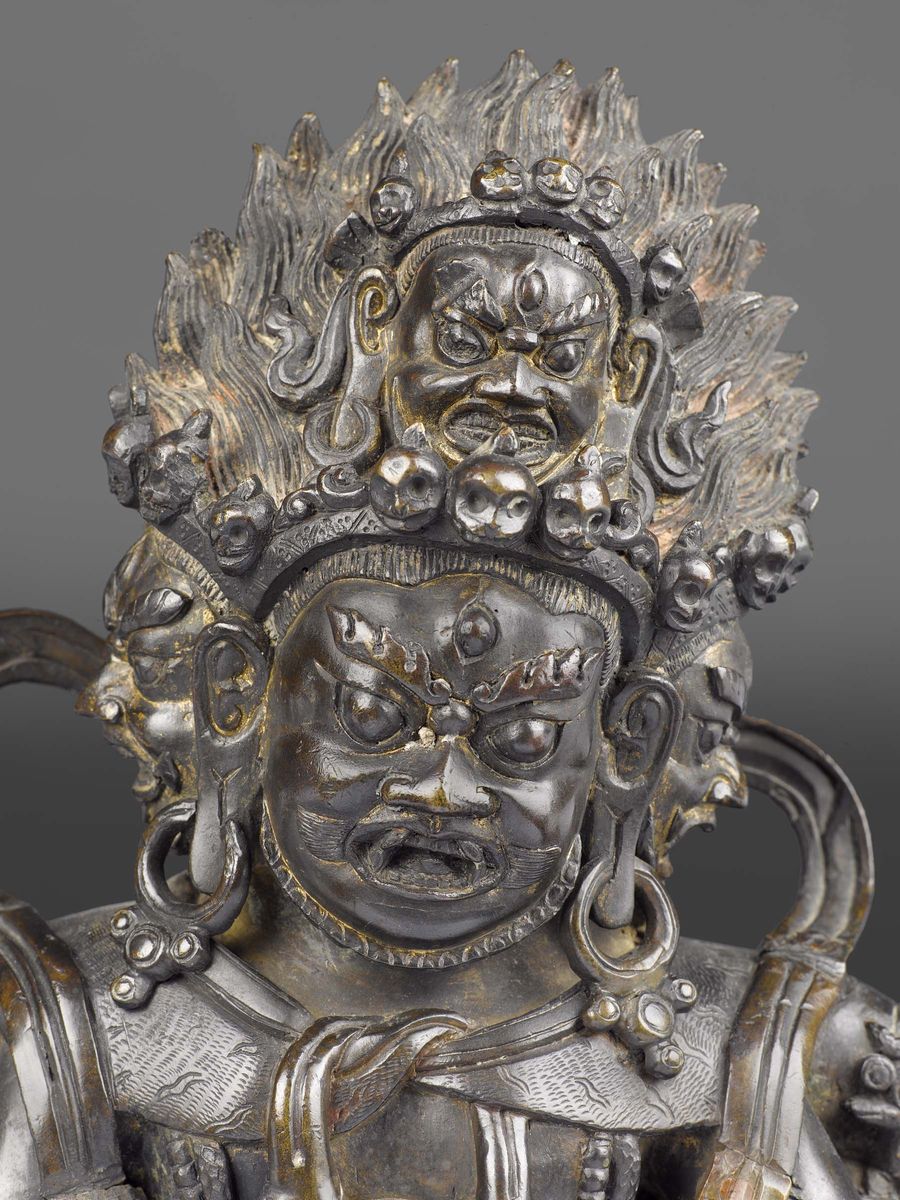 Grande ed Importante Figura di Mahakala a Più Teste con Oggetti Rituali tra le Mani Sopra Fiore d...