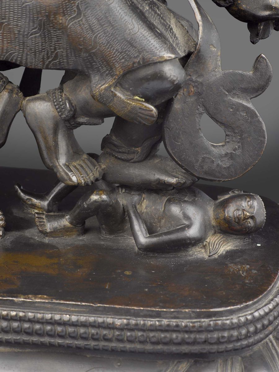 Grande ed Importante Figura di Mahakala a Più Teste con Oggetti Rituali tra le Mani Sopra Fiore d...