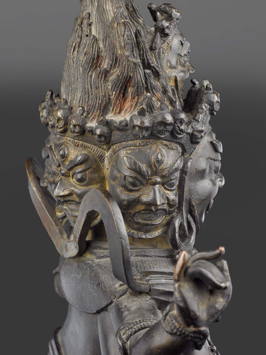 Grande ed Importante Figura di Mahakala a Più Teste con Oggetti Rituali tra le Mani Sopra Fiore d...