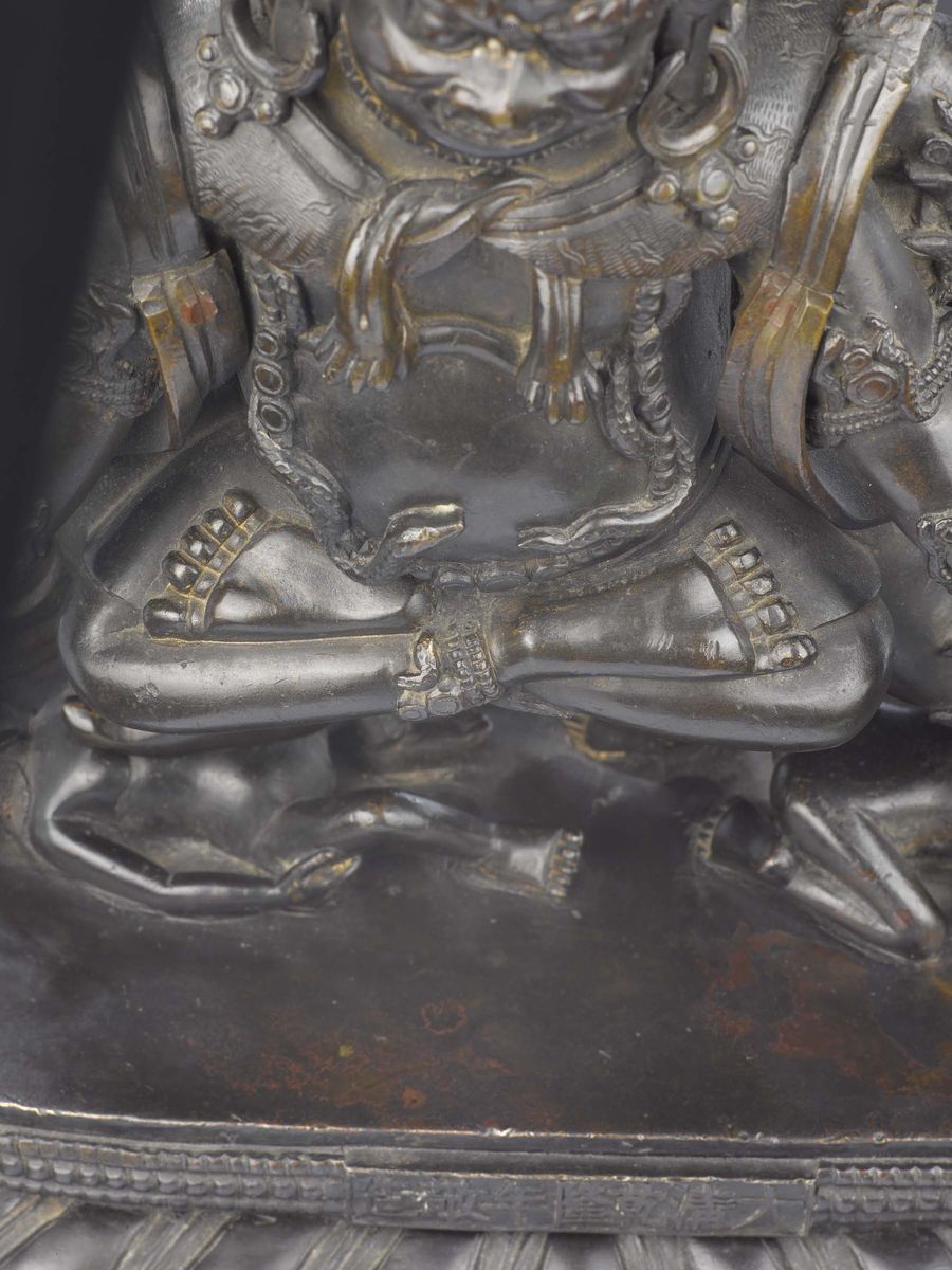 Grande ed Importante Figura di Mahakala a Più Teste con Oggetti Rituali tra le Mani Sopra Fiore d...