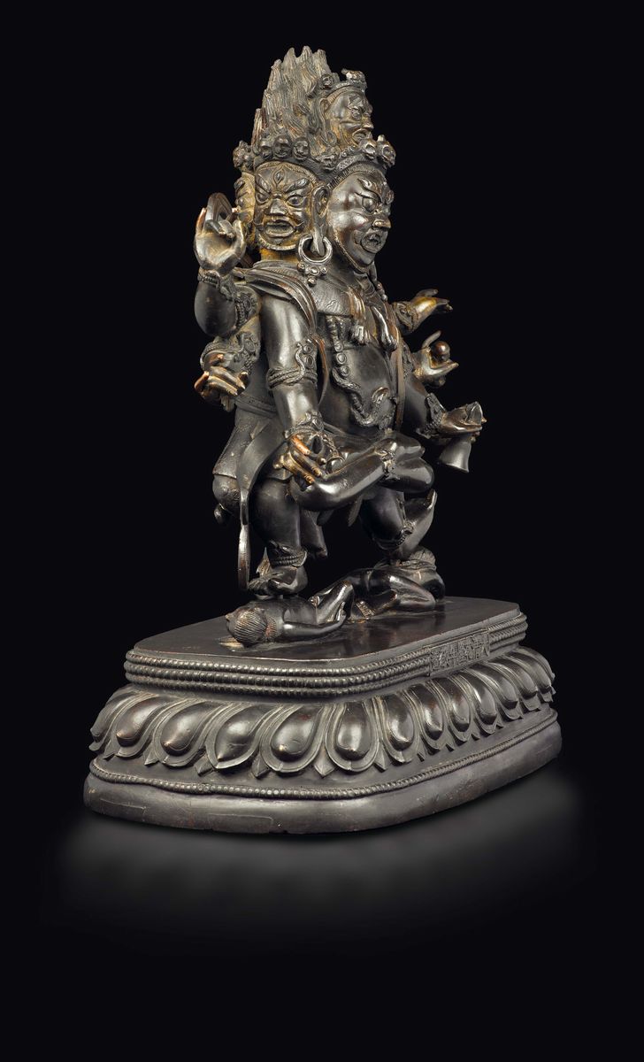 Grande ed Importante Figura di Mahakala a Più Teste con Oggetti Rituali tra le Mani Sopra Fiore d...