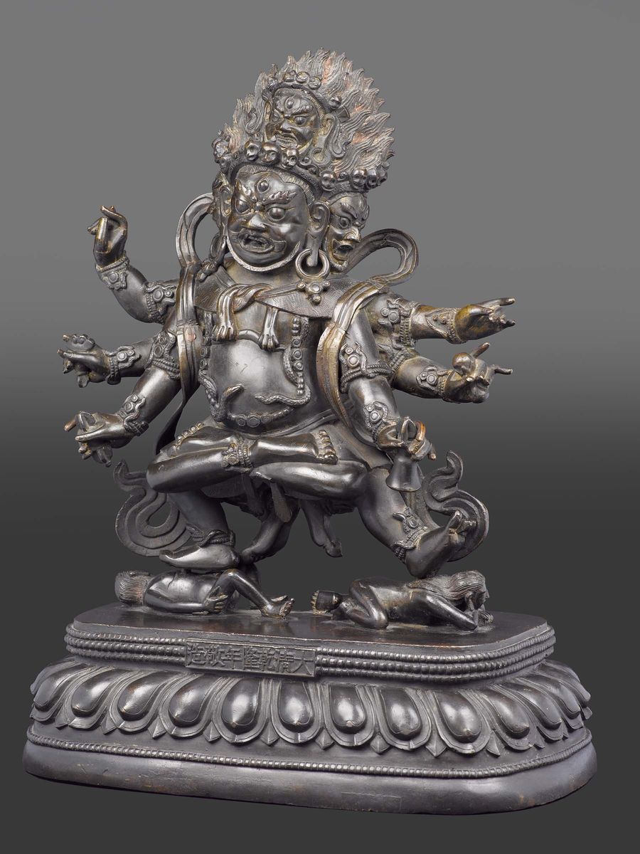 Grande ed Importante Figura di Mahakala a Più Teste con Oggetti Rituali tra le Mani Sopra Fiore d...