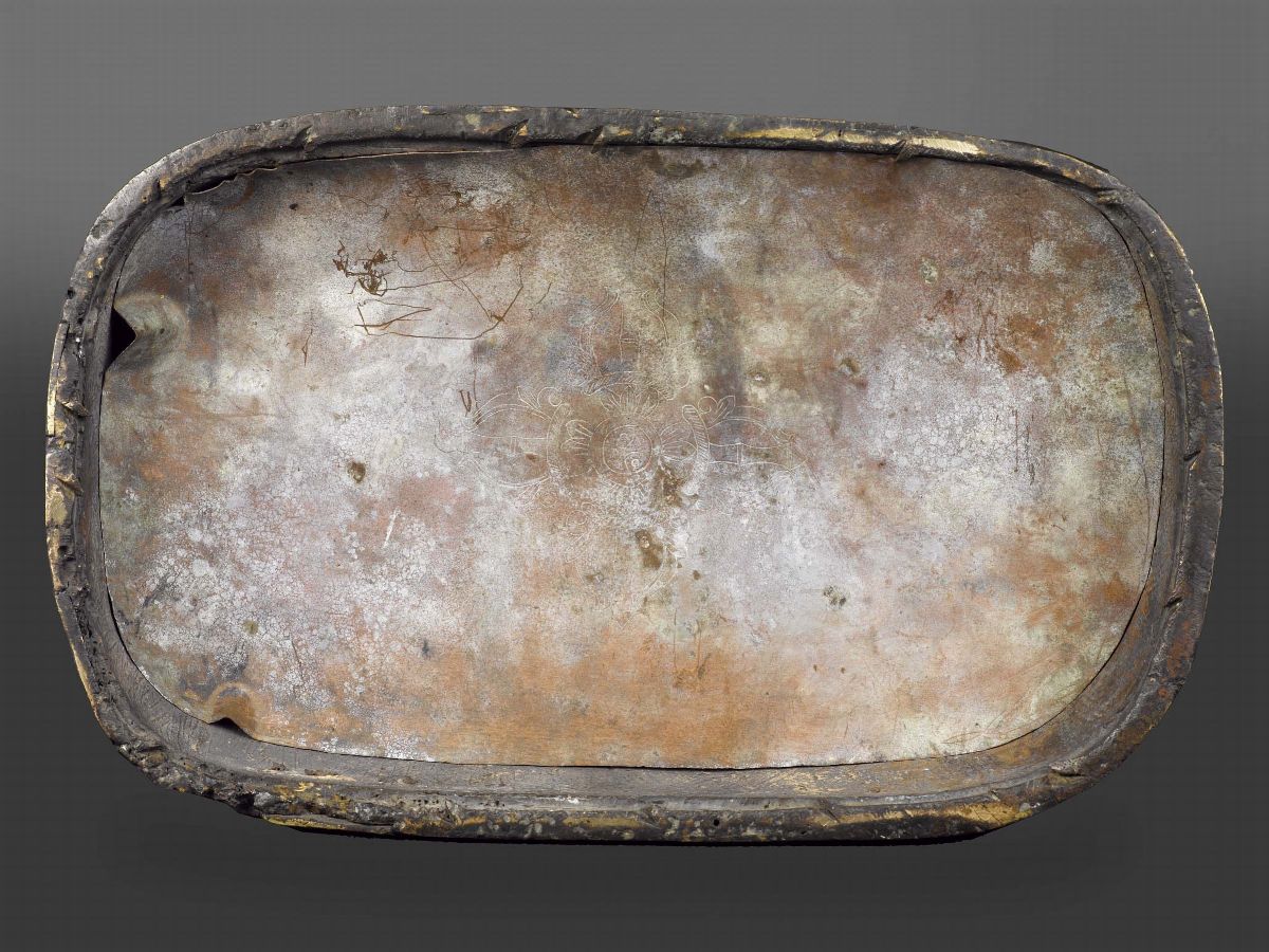 Grande ed Importante Figura di Mahakala a Più Teste con Oggetti Rituali tra le Mani Sopra Fiore d...