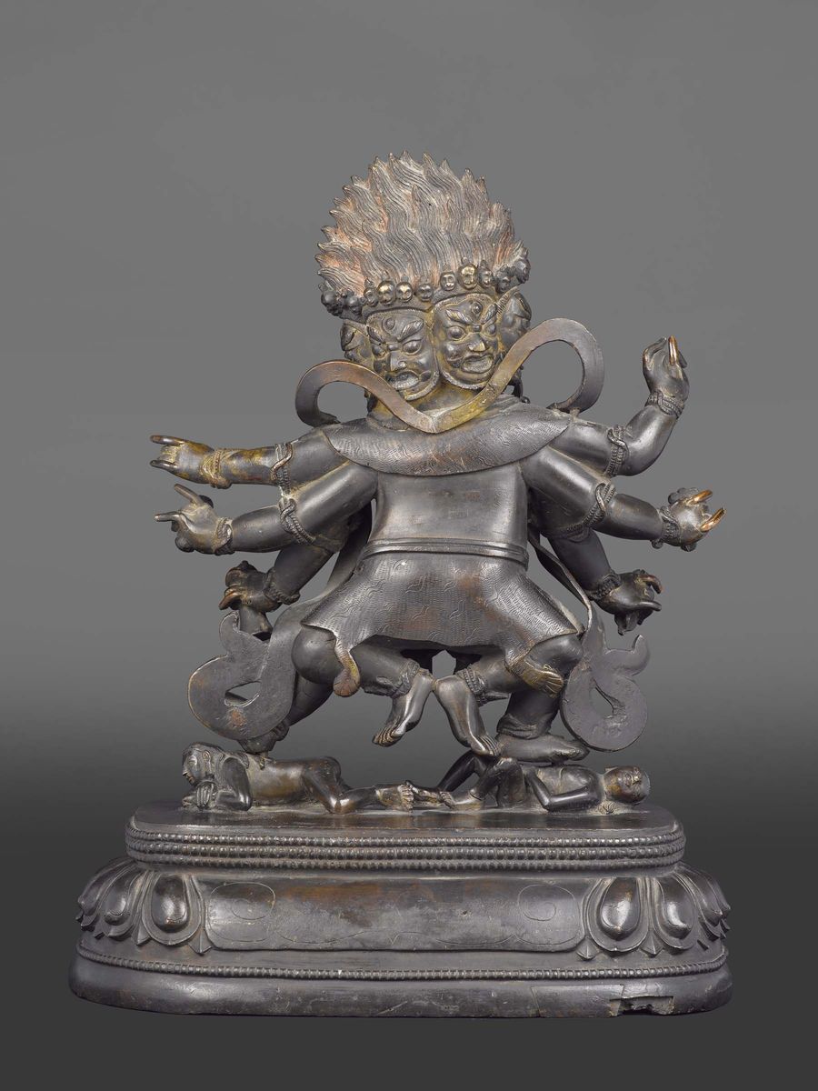 Grande ed Importante Figura di Mahakala a Più Teste con Oggetti Rituali tra le Mani Sopra Fiore d...