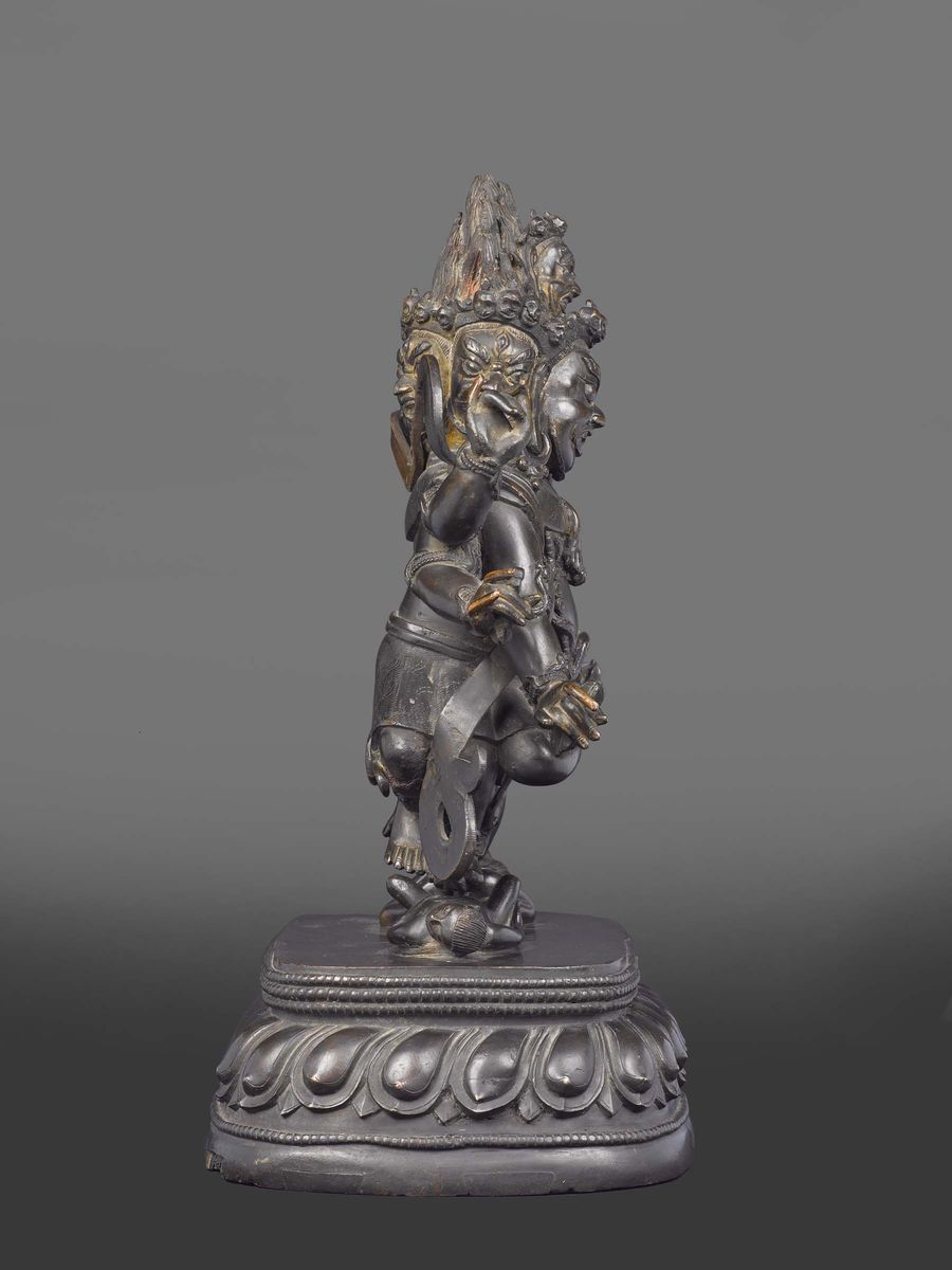 Grande ed Importante Figura di Mahakala a Più Teste con Oggetti Rituali tra le Mani Sopra Fiore d...