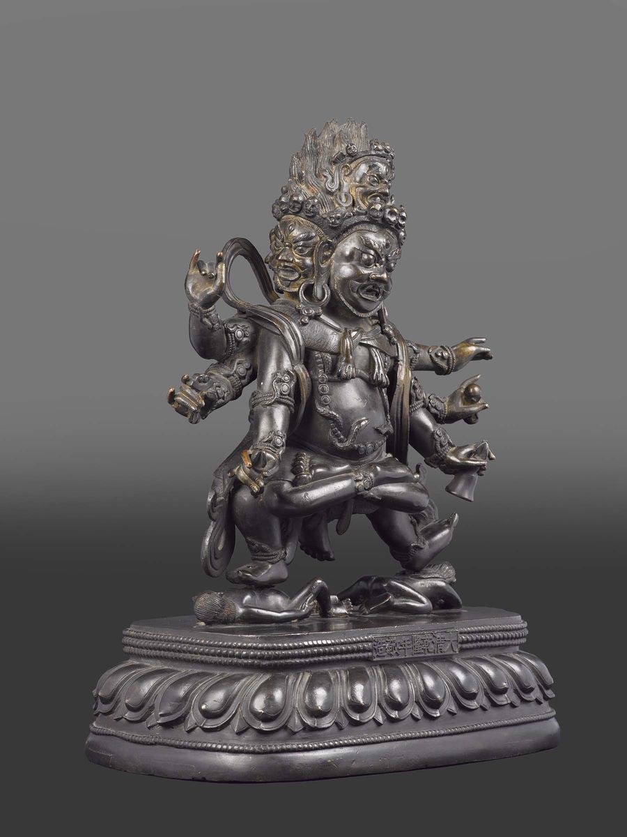 Grande ed Importante Figura di Mahakala a Più Teste con Oggetti Rituali tra le Mani Sopra Fiore d...