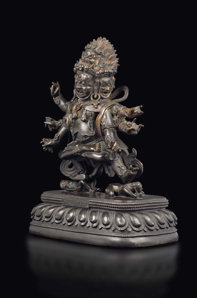 Grande ed Importante Figura di Mahakala a Più Teste con Oggetti Rituali tra le Mani Sopra Fiore d...