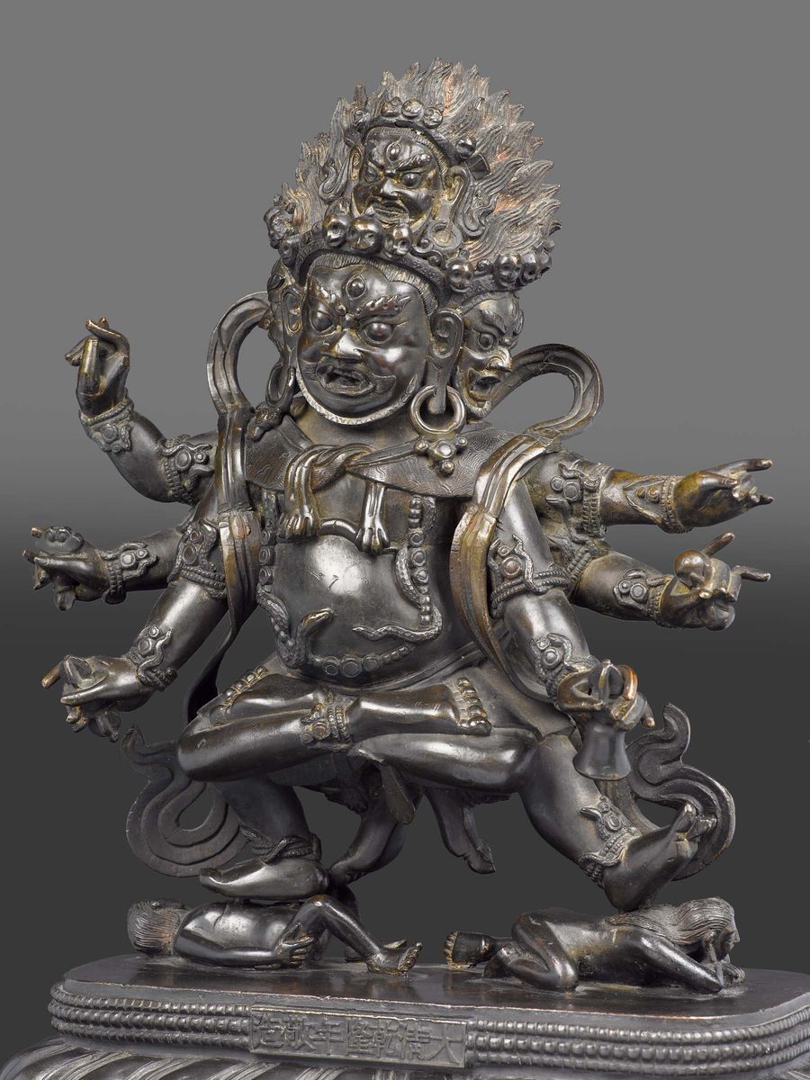 Grande ed Importante Figura di Mahakala a Più Teste con Oggetti Rituali tra le Mani Sopra Fiore d...
