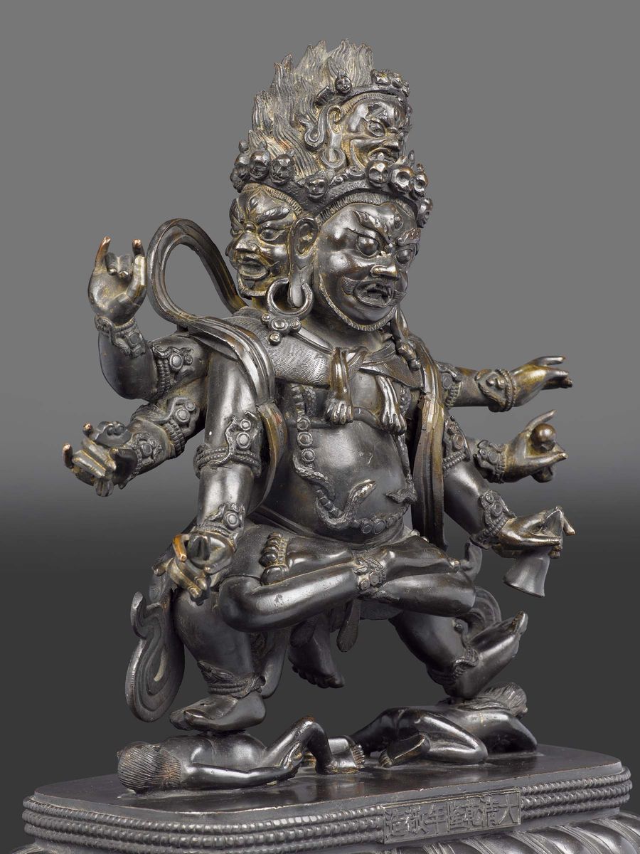 Grande ed Importante Figura di Mahakala a Più Teste con Oggetti Rituali tra le Mani Sopra Fiore d...