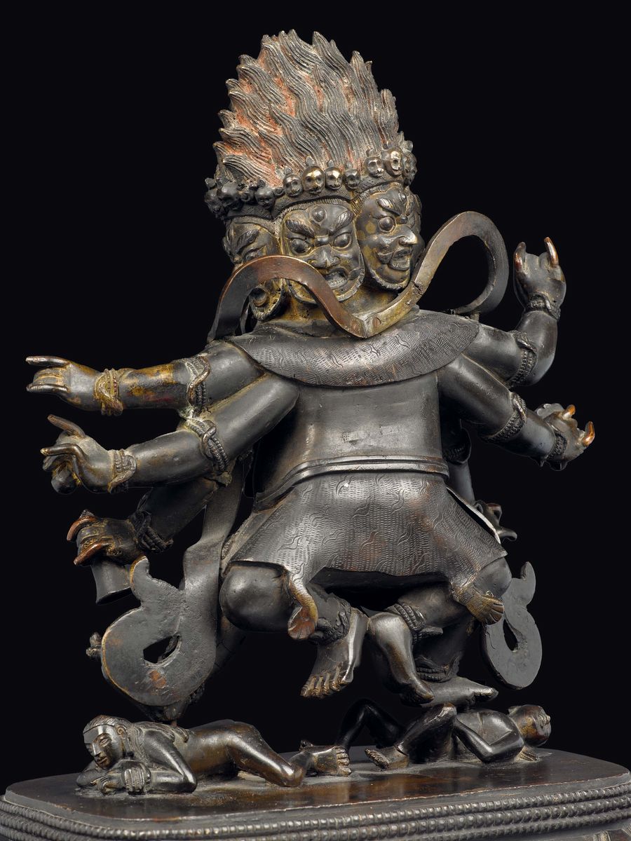 Grande ed Importante Figura di Mahakala a Più Teste con Oggetti Rituali tra le Mani Sopra Fiore d...