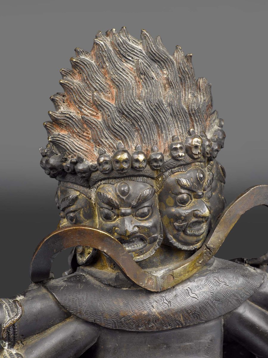 Grande ed Importante Figura di Mahakala a Più Teste con Oggetti Rituali tra le Mani Sopra Fiore d...