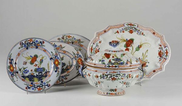 A soup tureen with a tray, two oval plates and a maiolica tondo. Faenza, 18th century