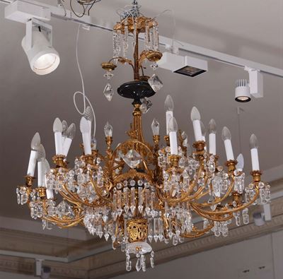 Lampadario a Ventiquattro Luci in Bronzo Dorato e Cristalli