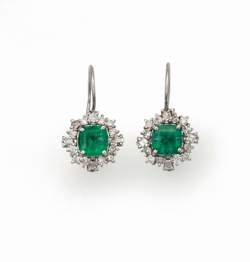 Earrings with emeralds bordered with diamonds set in white gold  - Auction Fine Jewels - Cambi Casa d'Aste