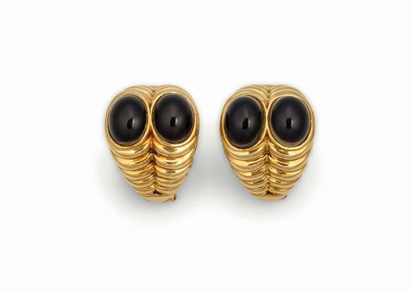 Earrings with cabochon-cut onyx set in yellow gold, Bulgari