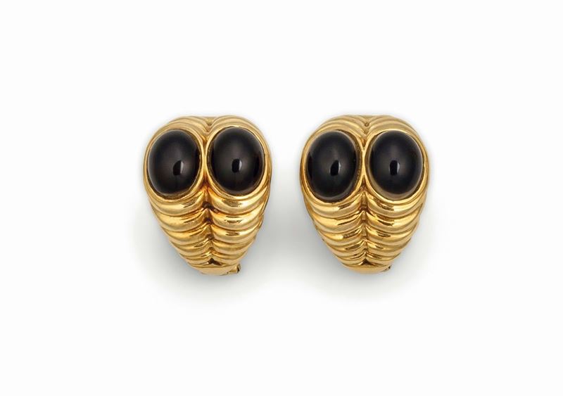 Earrings with cabochon-cut onyx set in yellow gold, Bulgari  - Auction Fine Jewels - Cambi Casa d'Aste