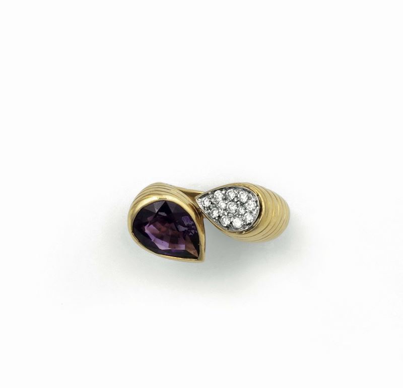 Crossover ring with an amethyst and pavé diamonds set in yellow gold  - Auction Fine Jewels - Cambi Casa d'Aste