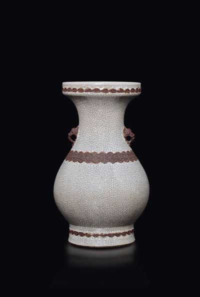 Vaso in Porcellana Guan-type con Manici a Mascheroni Incisi a Rilievo, Cina, Dinastia Qing, XVIII...