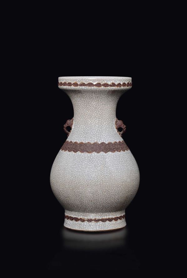 Vaso in porcellana Guan-type con manici a mascheroni incisi a rilievo, Cina, Dinastia Qing, XVIII secolo
