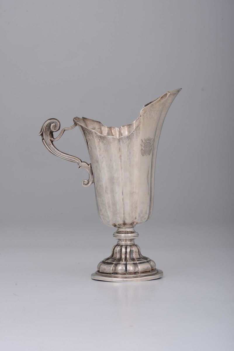 Versatoio e Bacile in Argento Sbalzato e Fuso. Bolli per Palermo Dell'anno 1738 e del Console Gio...