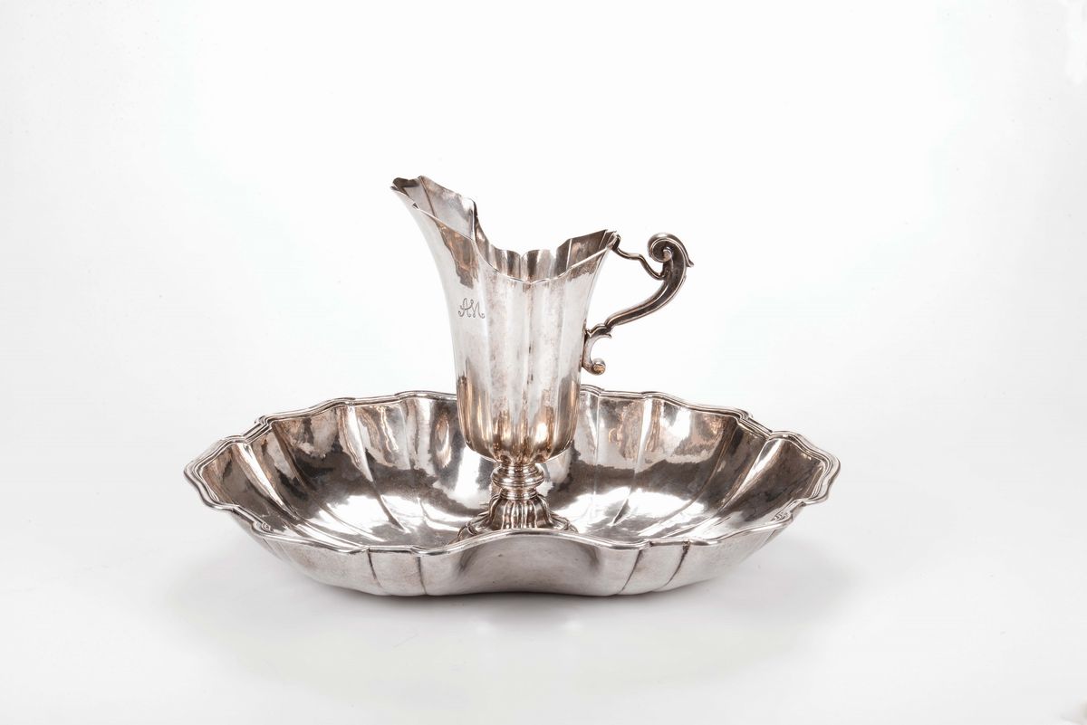 Versatoio e Bacile in Argento Sbalzato e Fuso. Bolli per Palermo Dell'anno 1738 e del Console Gio...