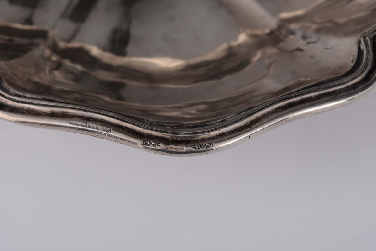 Versatoio e Bacile in Argento Sbalzato e Fuso. Bolli per Palermo Dell'anno 1738 e del Console Gio...