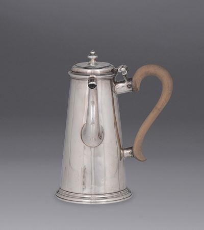 Caffettiera in Argento Fuso e Sbalzato; Londra Inizi XVIII Secolo, Argentiere John Eckfourd (dal ...