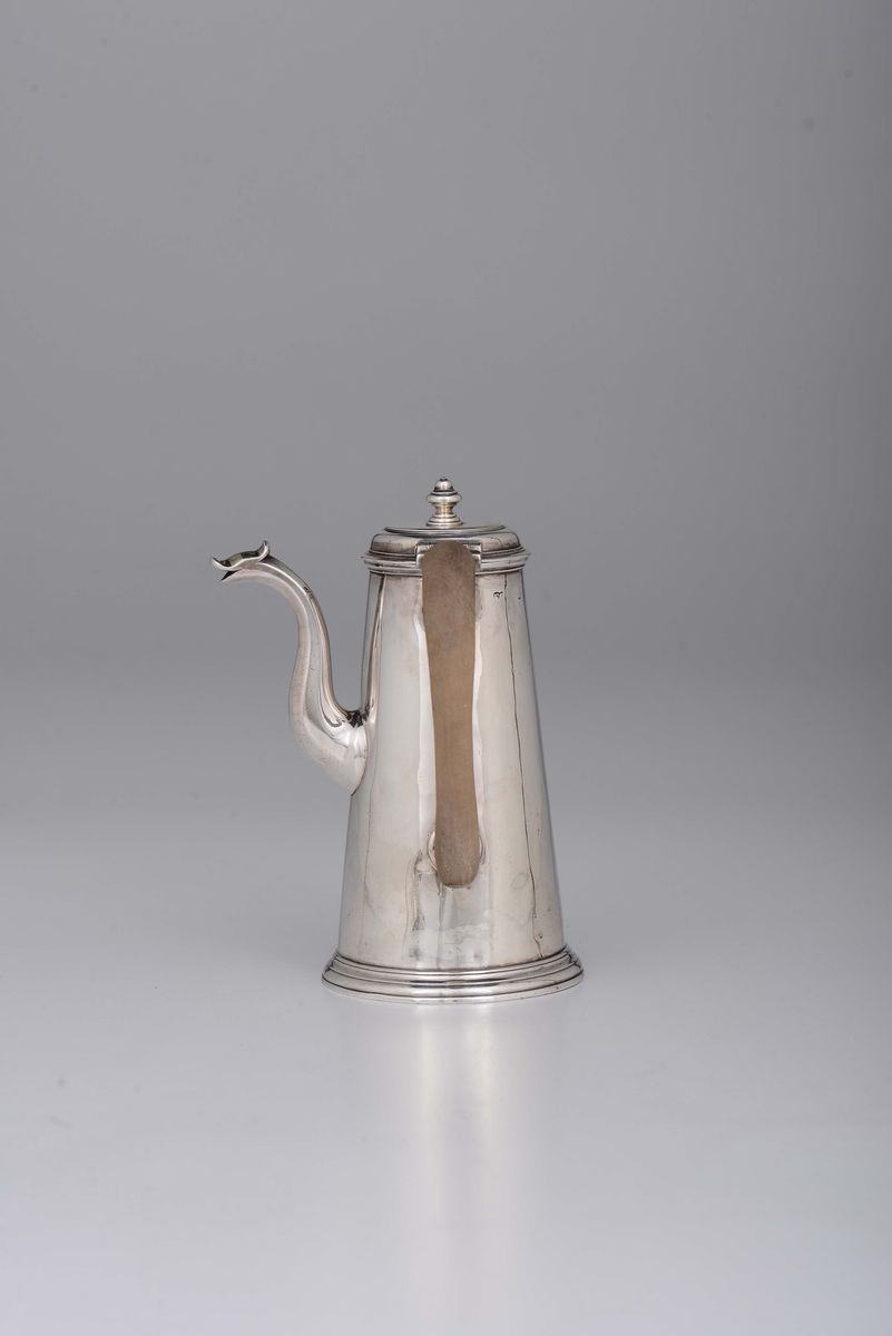 Caffettiera in Argento Fuso e Sbalzato; Londra Inizi XVIII Secolo, Argentiere John Eckfourd (dal ...