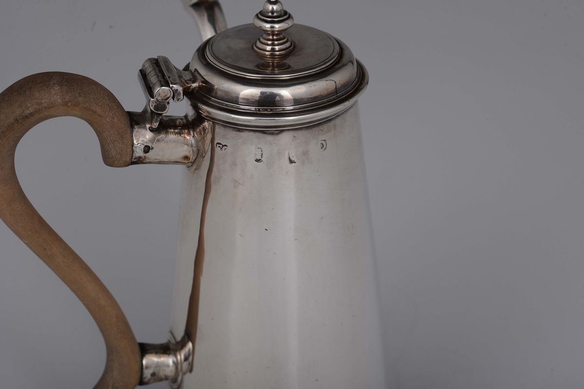 Caffettiera in Argento Fuso e Sbalzato; Londra Inizi XVIII Secolo, Argentiere John Eckfourd (dal ...