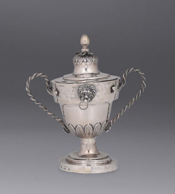 Zuccheriera in argento fuso, sbalzato e cesellato, XIX secolo