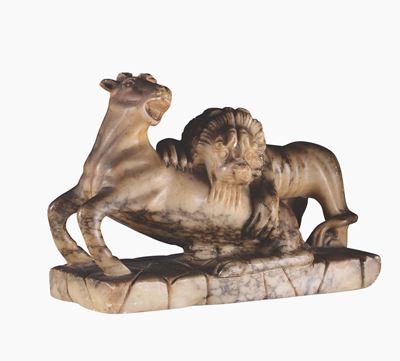 Piccolo Gruppo in Marmo Colorato (alabastro Fiorito?) Raffigurante Leone che Azzanna Bue. Scultor...