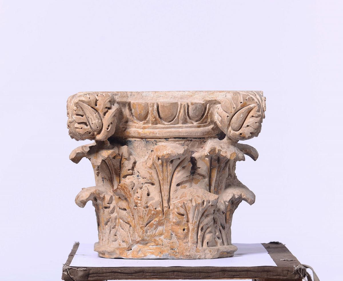 Copia di Capitelli in Pietra Serena con Tracce di Policromia. Italia Centrale XVI Secolo.