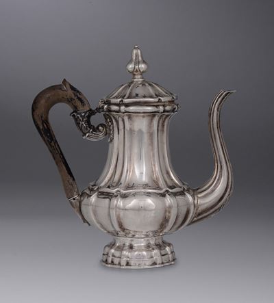 Caffettiera in Argento Sbalzato e Cesellato. Bolli per Milano in Uso dal 1812 al 1872 e Dell'arge...