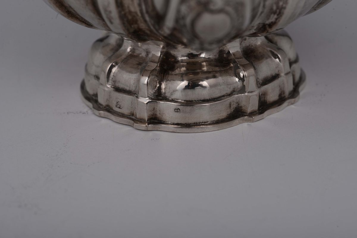 Caffettiera in Argento Sbalzato e Cesellato. Bolli per Milano in Uso dal 1812 al 1872 e Dell'arge...