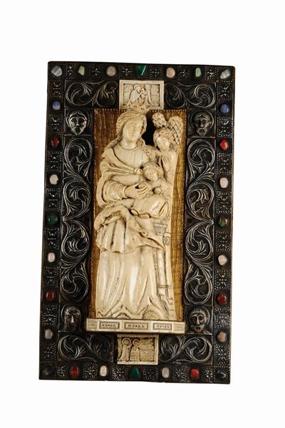 Scultura in Avorio Raffigurante Madonna con Bambino Entro Cornice in Metallo Argentato e Pietre C...