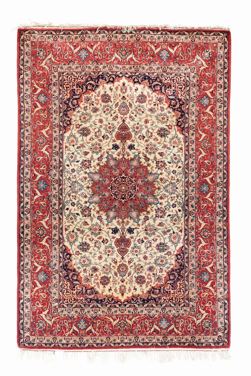 An Isfahan rug, first half of the 20th century. Good condition, only little cut in the inferior extremity.  - Auction Fine Carpets - Cambi Casa d'Aste